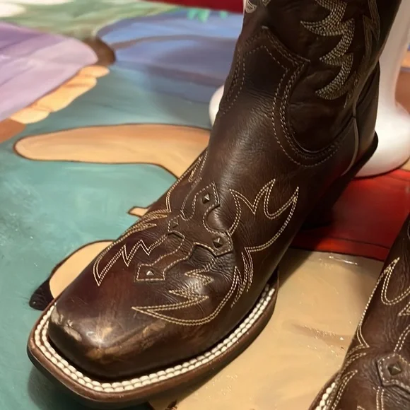 Ariat Yukon brown Legend Spirt boots, bradded cross design on toes. - Picture 5 of 14